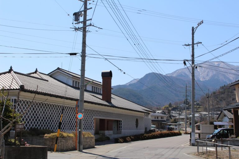 銭湯施設が街にある風景写真